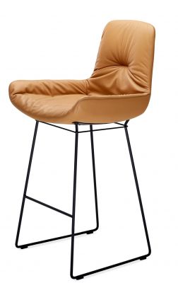 Leya Counter Armchair: Moderner Barhocker mit braunem Lederbezug und schwarzem Metallgestell.